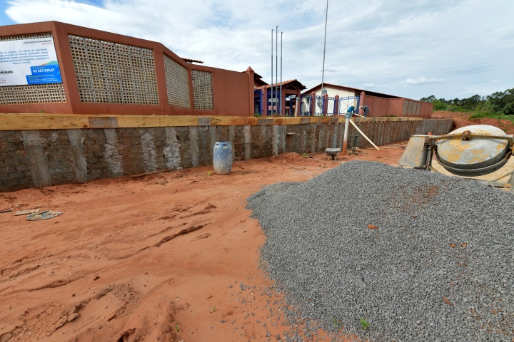 Muro de arrimo, rampa e pavimentação vão melhorar acesso à Escola Evangélica