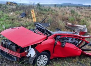 Três pessoas perdem a vida em colisão entre carro e caminhão na PRC-280