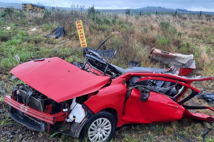 Três pessoas perdem a vida em colisão entre carro e caminhão na PRC-280