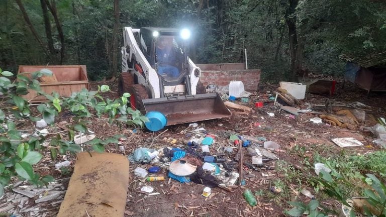 Casos de dengue continuam subindo e bairros acumulam lixo a céu aberto em Umuarama
