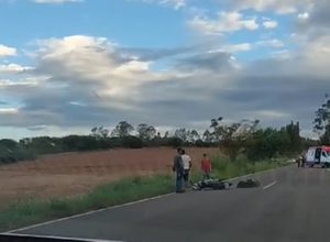 Motociclista sem CNH morre após ser atropelado durante disputa de ‘racha’ na PR-477