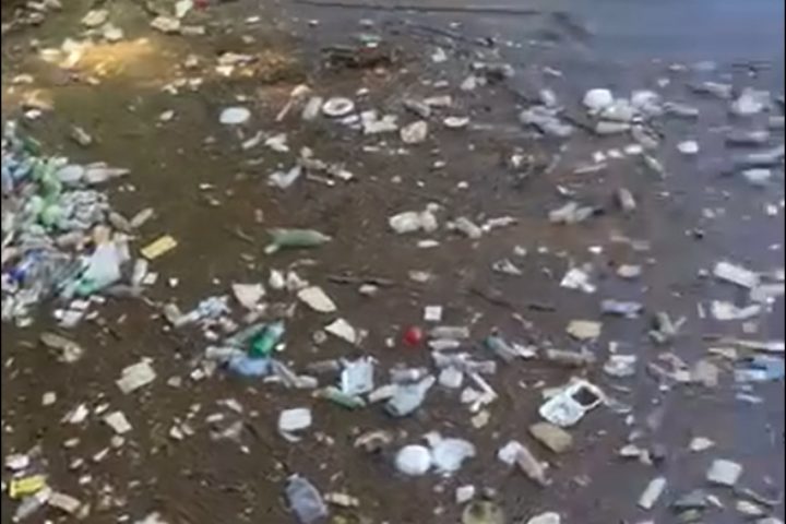 Umuaramense denuncia novo acúmulo de lixo no Lago Aratimbó