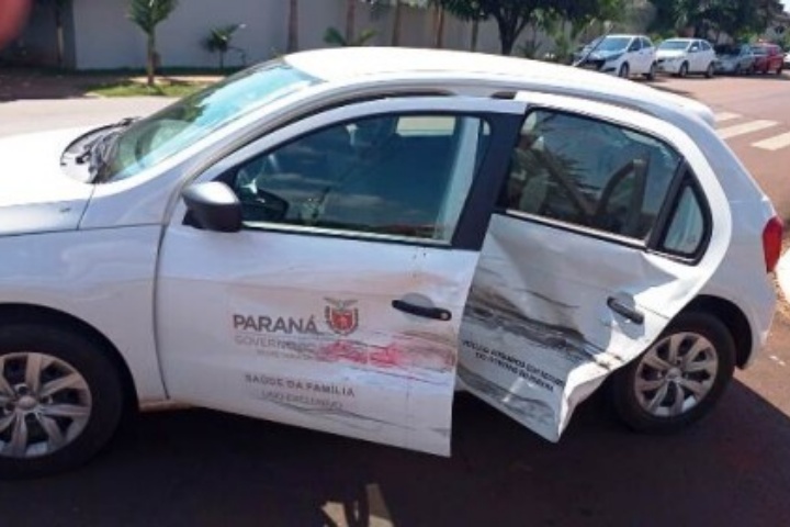 Van de Umuarama se envolve em acidente com carro da Saúde de Quarto Centenário