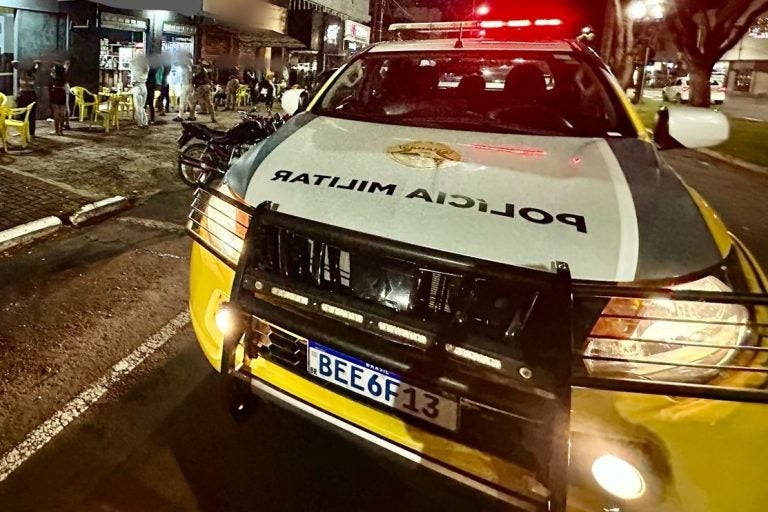 PM aborda pessoas em estabelecimento na avenida Maringá e detém jovem com maconha