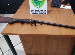 PM apreende arma de fogo e munições em residência vazia em Umuarama