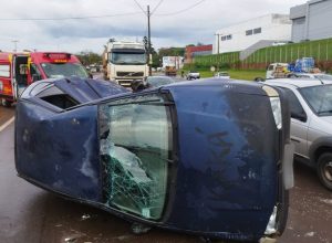 Condutor perde o controle na descida do viaduto e atinge caminhonete, em Umuarama