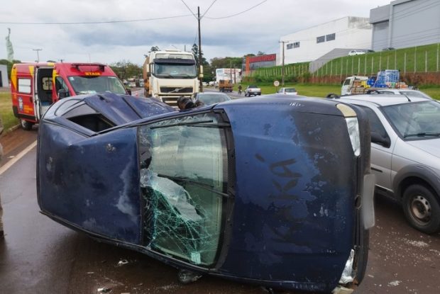 Condutor perde o controle na descida do viaduto e atinge caminhonete, em Umuarama