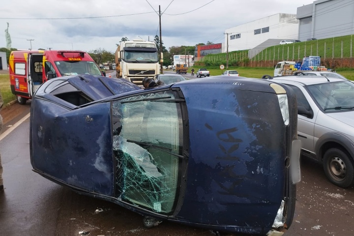 Condutor perde o controle na descida do viaduto e colide em caminhonete, em Umuarama
