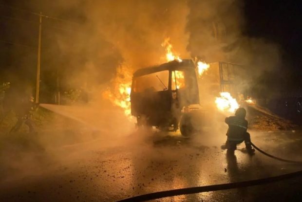 Corpo de Bombeiros combate incêndio em carreta com grãos na BR-376