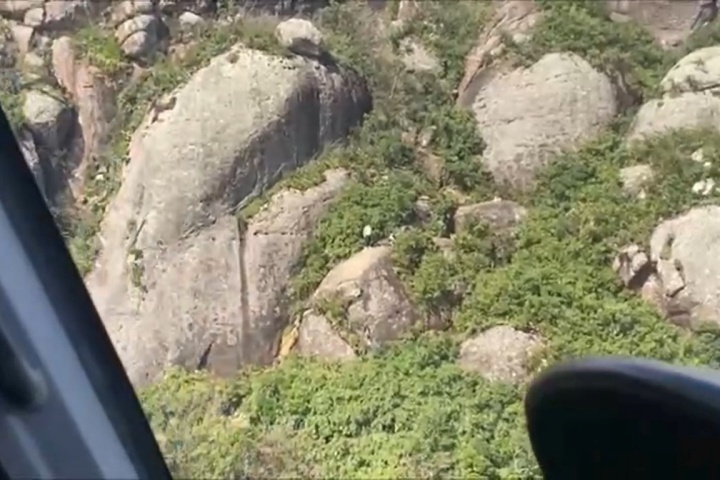 Vídeo mostra homem sendo resgatado de helicóptero após sofrer fratura durante trilha