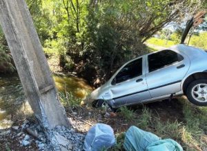 Condutor perde o controle e carro quase cai no rio Água Bela, em Goioerê