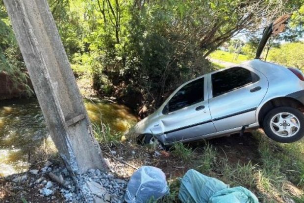 Condutor perde o controle e carro quase cai no rio Água Bela, em Goioerê