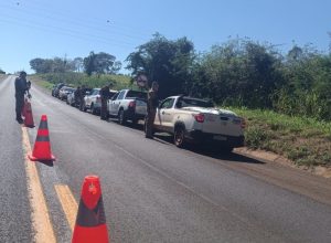 Operação da PM aborda veículos em bloqueio na PR-323, em Umuarama