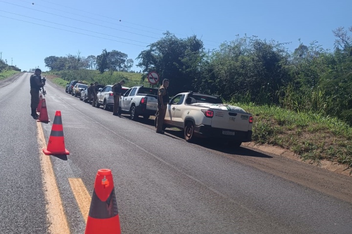 Operação da PM aborda veículos em bloqueio na PR-323, em Umuarama