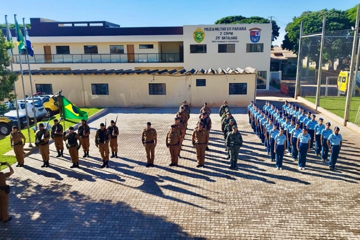 Polícia Militar e Corpo de Bombeiros prestam homenagem a Tiradentes, em Umuarama