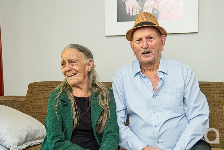 Dona Loide Amerike Louback e Daniel Americo Louback sorrindo enquanto revelam o segredo para chegar a 70 anos de casamento