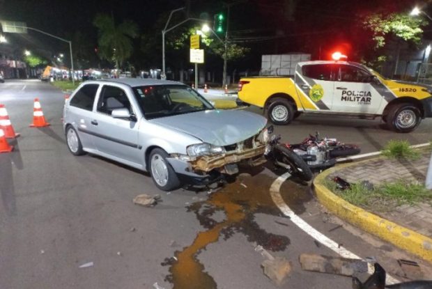 Motociclista fica ferida ao colidir em carro conduzido por jovem sem CNH, em Umuarama