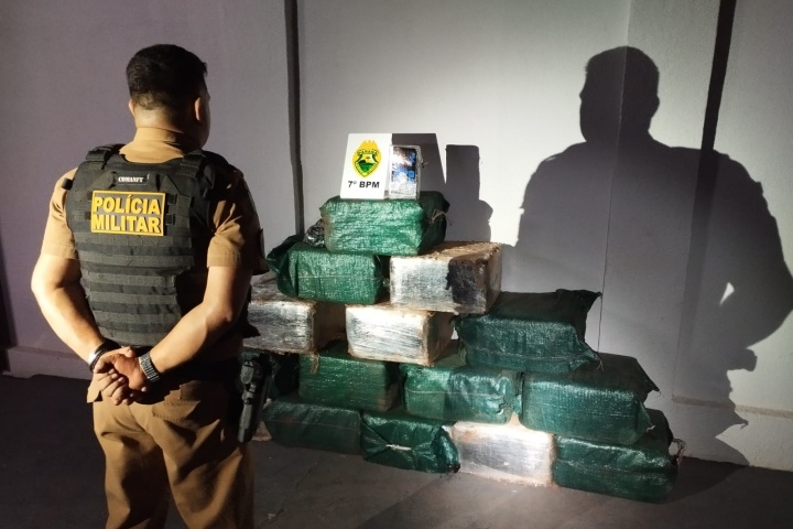 Durante fuga, traficante bate carro em barranco e abandona 521 quilos de cocaína, em Tapira