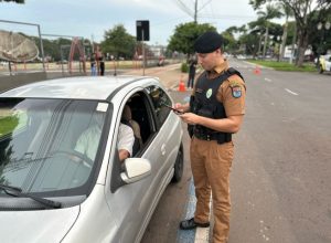 PM notifica diversos motoristas por irregularidades durante operação em Umuarama