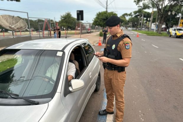 PM notifica diversos motoristas por irregularidades durante operação em Umuarama