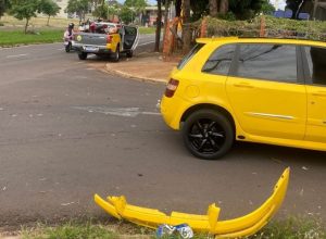 Mulher sofre fraturas expostas durante colisão entre carro e moto em cruzamento de Umuarama