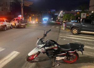 Jovem sofre fraturas expostas em grave acidente entre moto e caminhonete em frente à Uopeccan