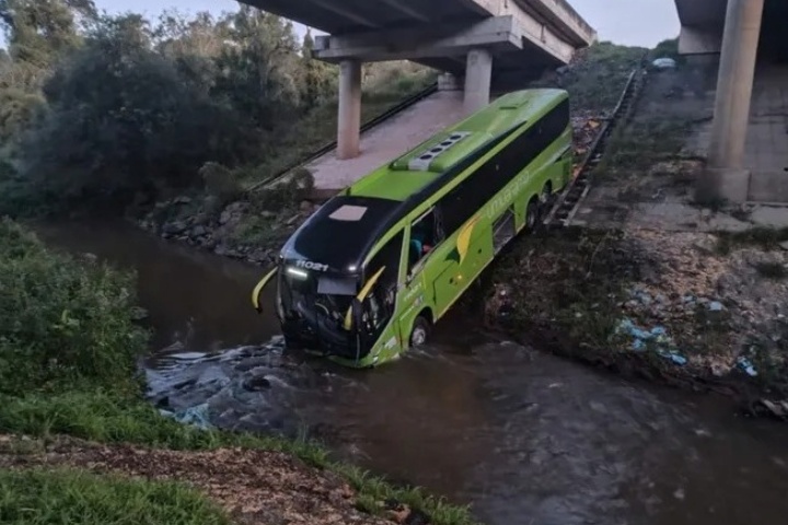 Ônibus que saiu de Francisco Alves sai da pista e cai às margens de rio na BR-376