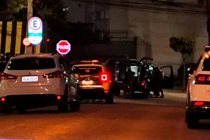 Após 10 horas de negociações, homem armado em frente ao TJ se entrega, no Paraná