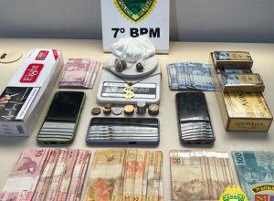 PM prende 3 pessoas e fecha ‘boca de fumo’; dinheiro e drogas foram encontrados na casa.