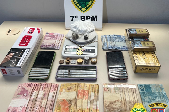 PM prende 3 pessoas e fecha “boca de fumo”; dinheiro e drogas foram encontrados na casa