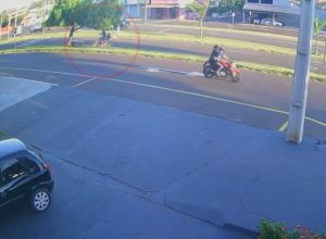 Vídeo mostra moto atropelando pedestre na saída de Umuarama para Xambrê