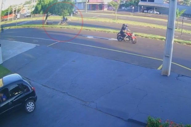 Vídeo mostra moto atropelando pedestre na saída de Umuarama para Xambrê