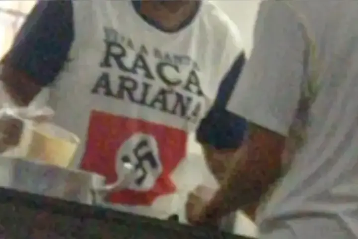 Funcionária de escola em Maringá chega ao trabalho vestindo camiseta com símbolo nazista
