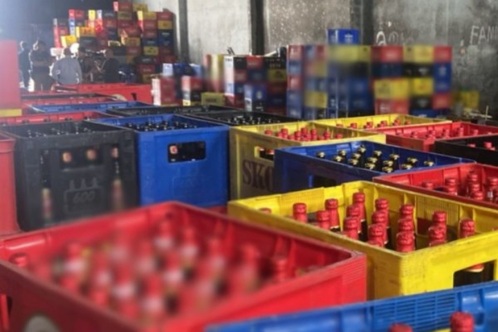 Maiz de 2 mil garrafas de cerveja falsificadas são apreendidas; bebidas estavam em um barracão