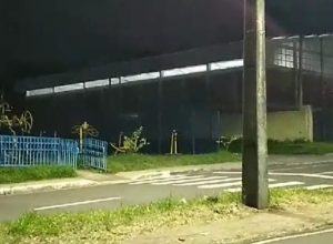 Vândalos arrombam quadra de esportes da Escola Rui Barbosa, no Parque Danielle