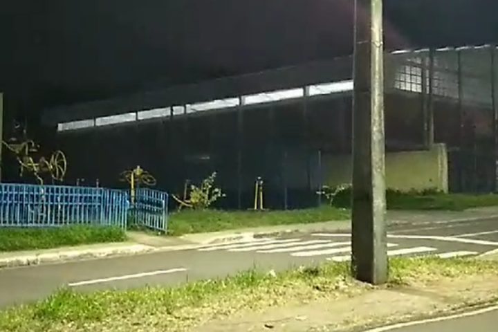 Vândalos arrombam quadra de esportes da Escola Rui Barbosa, no Parque Danielle