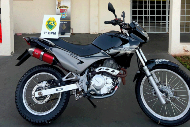 PM apreende moto com escapamento irregular conduzida por homem sem CNH, em Cruzeiro do Oeste