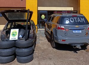 PM apreende veículo carregado com pneus contrabandeados do Paraguai na PR-323