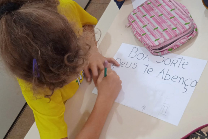 Alunos da Associação Colorindo o Futuro escrevem cartinhas para crianças no RS