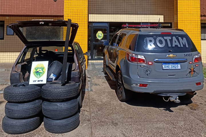 PM apreende veículo carregado com pneus contrabandeados do Paraguai na PR-323