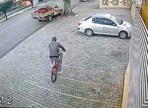 Imagens de câmeras de segurança flagram furto de bicicleta em clínica de Umuarama