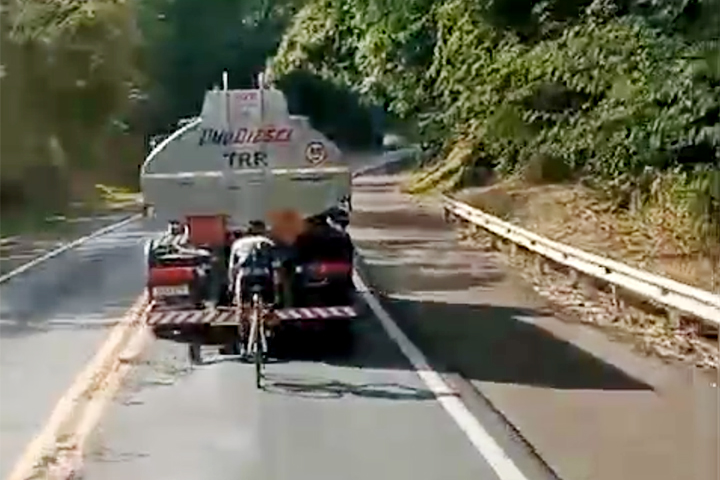 Ciclista é flagrado pegando ‘vácuo’ atrás de caminhão-tanque na PR-323, em Umuarama