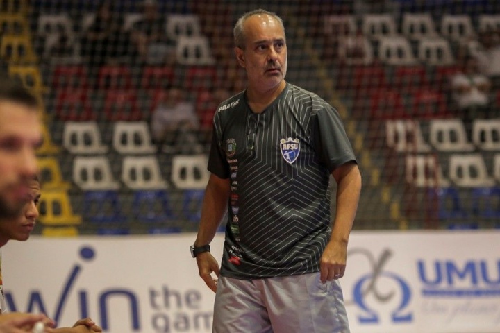 Gaúcho Peri Fuentes, técnico do Umuarama Futsal, lamenta situação no Rio Grande do Sul
