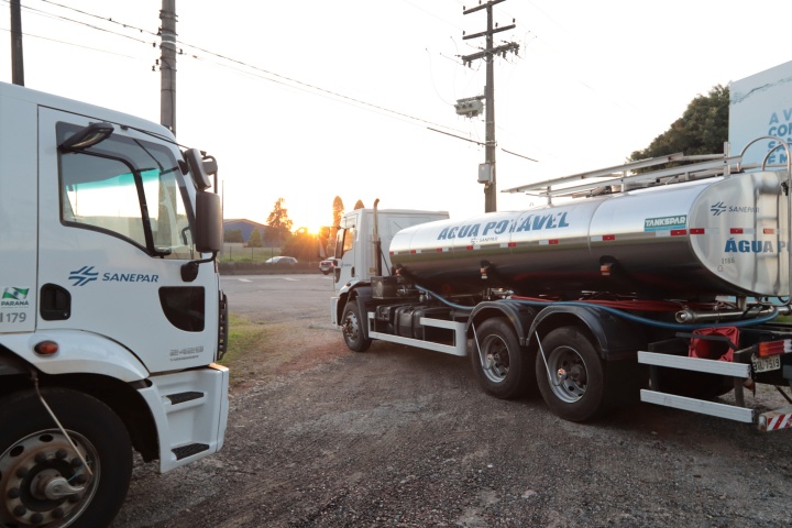 Sanepar envia caminhões-pipa para atender pessoas sem água no Rio Grande do Sul