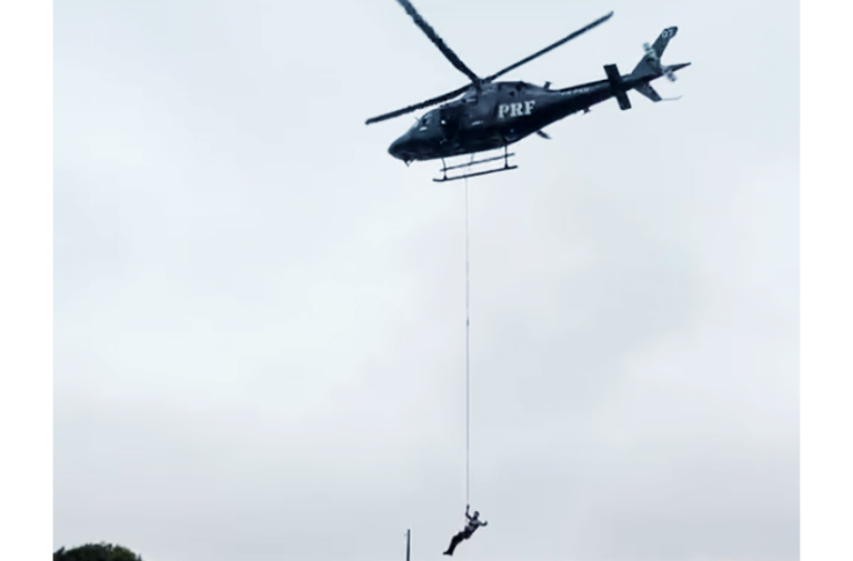 Helicóptero da PRF enviado do Paraná resgata 29 vítimas das enchentes no RS em dois dias
