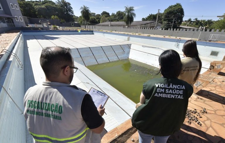 Piscina inativa de clube é fiscalizada por agentes de endemias e Vigilância Sanitária