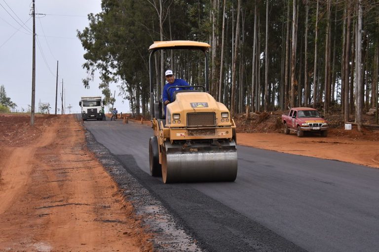 Parte da Estrada Paca já recebeu pavimentação asfáltica e outro trecho está sendo preparado