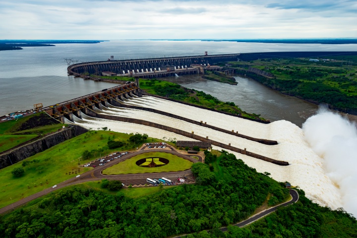 Usina de Itaipu comemora 50 anos de fundação e divulga fotos históricas da construção