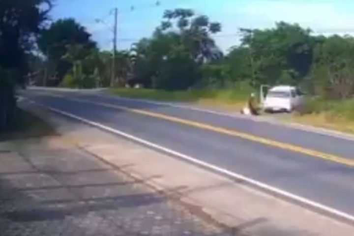 Passageiro pula de carro em movimento, motorista cai e veículo desce ribanceira