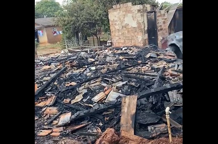 Idosos que tiveram casa destruída em incêndio criminoso precisam de ajuda da comunidade